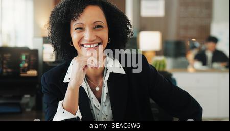 Confiant, portrait et femme d'affaires avec sourire au bureau, en ligne et programmeur avec croissance de carrière. Ingénieur système, personne et codage pour les logiciels Banque D'Images