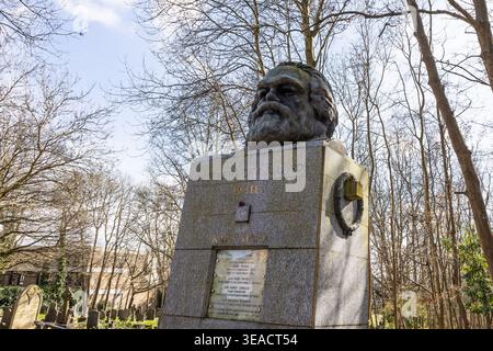 Monument funéraire Karl Marx dans le cimetière de Highgate. Londres, Royaume-Uni, 3 mars 2024 Banque D'Images