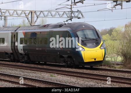 Train Avanti West Coast, classe 390, voyageant près de Norton Bridge, Staffordshire, Angleterre, Royaume-Uni Banque D'Images
