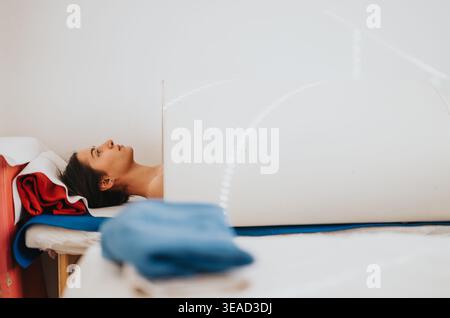 Femme se relaxant dans un centre de beauté spa pod lors d'un traitement de bien-être pour la peau et la relaxation Banque D'Images