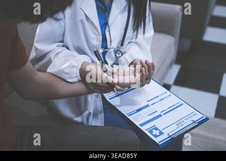 Travailleur de la santé fournissant un soutien empathique et des soins, en plaçant doucement les mains sur le bras d'une femme âgée Banque D'Images