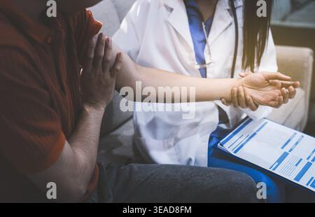 Travailleur de la santé fournissant un soutien empathique et des soins, en plaçant doucement les mains sur le bras d'une femme âgée Banque D'Images