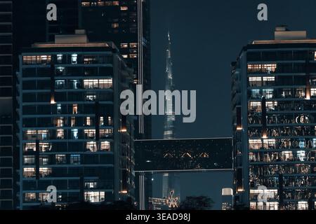 9 janvier 2026, Dubaï, Émirats arabes Unis : des fenêtres d'appartement lumineuses contrastent avec le sombre cadre urbain, avec l'imposante Burj Khalifa au milieu du moderne Banque D'Images