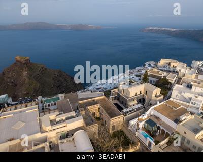 Vue aérienne du village d'Imerovigli, du rocher de Skaros et de la caldeira. Banque D'Images