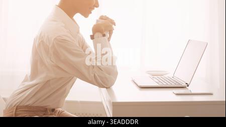 Freelancer working on laptop et boire du café Banque D'Images