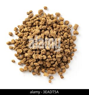 Vue de dessus de granulés de terreau bruns (Akadama) isolés sur fond blanc Banque D'Images