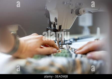 Gros plan du processus de couture sur le tissu Banque D'Images