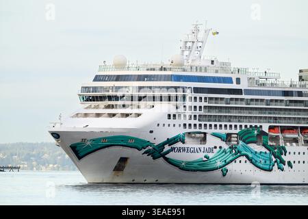Seattle - 17 avril 2026 ; le navire de croisière norvégien Jade s'incline en gros plan avec son nom Banque D'Images