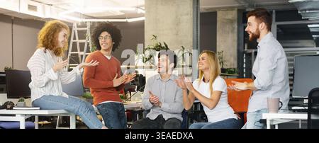 Les gens d'affaires multiethniques de groupe pour applaudir les nouveaux membres de l'équipe Banque D'Images