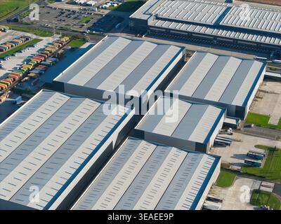 Vue aérienne des grands entrepôts industriels et des centres de distribution à iport Avenue avec conteneurs et camions Loversall, Angleterre, United Banque D'Images