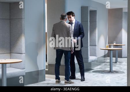LA HAYE - Henk Vermeer (BBB) et Jesse Klaver (GroenLinks/PvdA) lors du débat sur le paquet de soutien pour les prix élevés de l'énergie et du carburant à la Chambre des représentants. En raison de la guerre en Iran et du blocus du détroit d'Ormuz, les prix de l'énergie et du carburant ont fortement augmenté. JEROEN JUMELET / anp pays-bas OUT - belgique OUT Banque D'Images