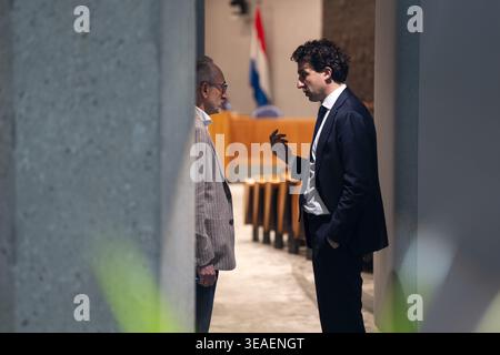 LA HAYE - Henk Vermeer (BBB) et Jesse Klaver (GroenLinks/PvdA) lors du débat sur le paquet de soutien pour les prix élevés de l'énergie et du carburant à la Chambre des représentants. En raison de la guerre en Iran et du blocus du détroit d'Ormuz, les prix de l'énergie et du carburant ont fortement augmenté. JEROEN JUMELET / anp pays-bas OUT - belgique OUT Banque D'Images