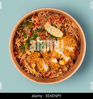 Poulet frit avec riz et légumes dans un bol Banque D'Images