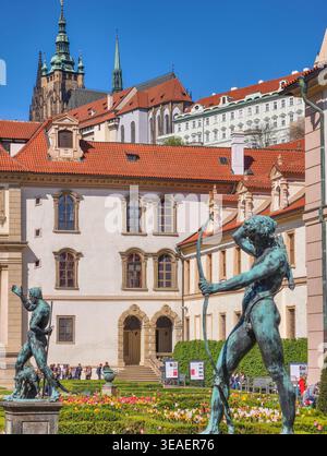 Prague, République tchèque - 22 avril 2026 : jardin Wallenstein à Prague avec architecture baroque historique, parc paysager et visiteurs. Banque D'Images