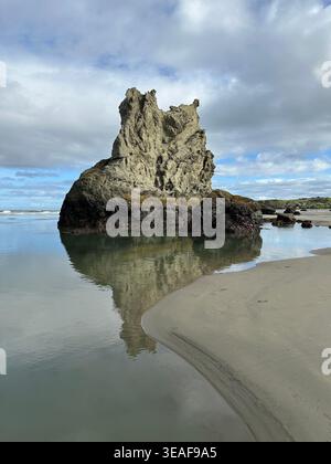 Une pile de mer avec des parties inférieures exposées pendant une marée négative - marée ultra basse - à face Rock Beach à Bandon, Oregon. Banque D'Images