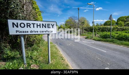 Panneau routier Northney avec message de sécurité sur Hayling Island, Hampshire, Angleterre, Royaume-Uni, le long d'une route rurale tranquille le long du chemin piétonnier King Charles III Costal Banque D'Images