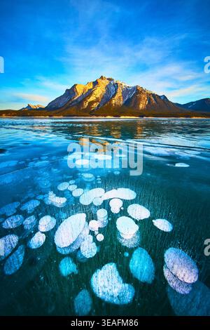 Méthane gelé bulles de glace et reflets de montagne à la surface du lac Winter Banque D'Images
