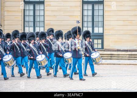 DANEMARK, COPENHAGE - 12 AVRIL 2025 : des soldats de la garde défilent lors de la cérémonie de la relève de la garde au palais d'Amalienborg à Copenhague. Banque D'Images