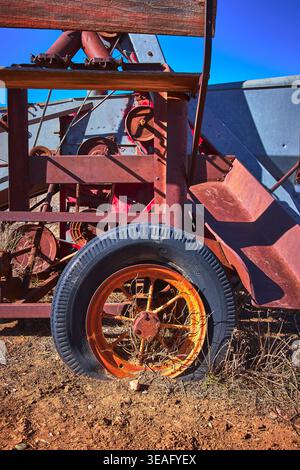 Roue rouillée et équipement agricole abandonné en gros plan dans le désert de l'Arizona Banque D'Images