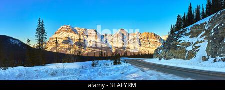 Panorama Winter Highway et chaîne de montagnes enneigée à Banff, Alberta Banque D'Images