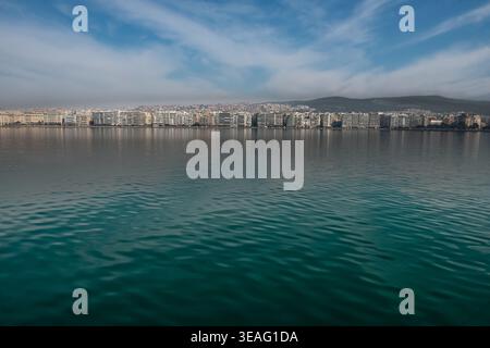 Vue panoramique lointaine de la ville de Thessalonique et front de mer de la mer sous un ciel bleu avec des nuages légers, Grèce Banque D'Images