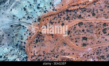 Route de terre fourchue aérienne et paysage de désert coloré de haut en bas Banque D'Images