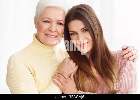 Deux générations. Mature mother and daughter hugging Banque D'Images