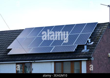 Toit de maison résidentielle recouvert de panneaux solaires pour l'énergie Banque D'Images