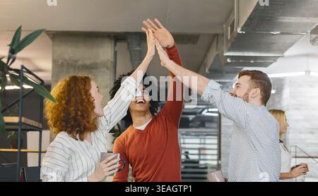 Amis millénaire multiraciale, offrant un rapport cinq in office Banque D'Images