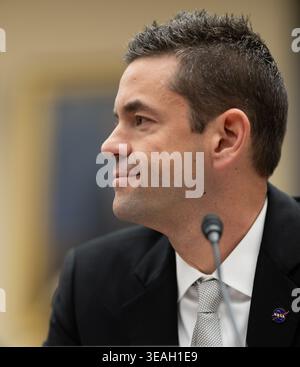 Washington, États-Unis d'Amérique. 22 avril 2026. Washington, États-Unis d'Amérique. 22 avril 2026. Jared Isaacman, administrateur de la NASA, écoute une question lors d'une audience du Comité de la Science, de l'espace et de la technologie de la Chambre sur le budget de l'exercice 2027 au Rayburn House Office Building, le 22 avril 2026, à Washington, DCCredit : Joel Kowsky/NASA/Alamy Live News Banque D'Images