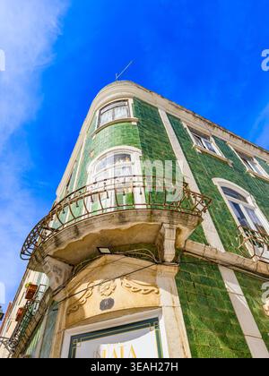Façade de bâtiment de maison verte portugaise traditionnelle avec carreaux vitrés verts et cadres de fenêtres blancs Luis de Camoes Square Blue Sky Lagos portugal Banque D'Images