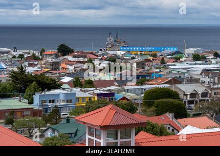 Vue panoramique à angle élevé d'un paysage urbain côtier coloré avec des maisons densément peuplées et Ocean Port Banque D'Images