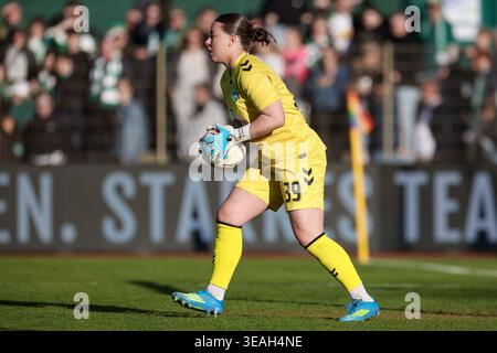 Mariella El Sherif (Torhüterin, Torwart [gardien de but], SV Werder Brême, 39) Am Ball, Freisteller, Einzelbild, Ganzkörper, Aktion, action, Spielszene, DIE DFB-RICHTLINIEN UNTERSAGEN JEGLICHE NUTZUNG VON FOTOS ALS SEQUENZBILDER UND/ODER VIDEOÄHNLICHE FOTOSTRECKEN. LA RÉGLEMENTATION DFB INTERDIT TOUTE UTILISATION DE PHOTOGRAPHIES COMME SÉQUENCES D'IMAGES ET/OU QUASI-VIDÉO., 22.04.2026, Brême (Deutschland), Fussball, Google Pixel Frauen-Bundesliga [Bundesliga], SV Werder Bremen - Wolfsburg Banque D'Images