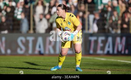 Mariella El Sherif (Torhüterin, Torwart [gardien de but], SV Werder Brême, 39) Am Ball, Freisteller, Einzelbild, Ganzkörper, Aktion, action, Spielszene, DIE DFB-RICHTLINIEN UNTERSAGEN JEGLICHE NUTZUNG VON FOTOS ALS SEQUENZBILDER UND/ODER VIDEOÄHNLICHE FOTOSTRECKEN. LA RÉGLEMENTATION DFB INTERDIT TOUTE UTILISATION DE PHOTOGRAPHIES COMME SÉQUENCES D'IMAGES ET/OU QUASI-VIDÉO., 22.04.2026, Brême (Deutschland), Fussball, Google Pixel Frauen-Bundesliga [Bundesliga], SV Werder Bremen - Wolfsburg Banque D'Images