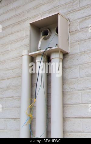 Conduit électrique exposé avec câblage en cuivre manquant montrant des dommages causés par le vol de l'infrastructure Banque D'Images