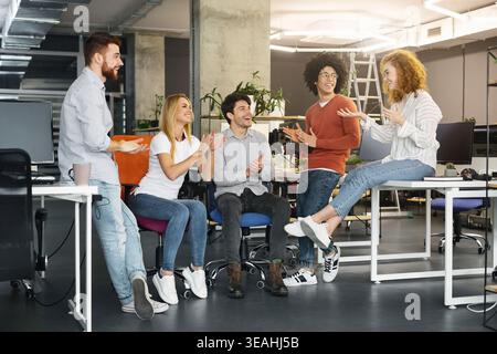 L'accueil de nouveaux collègues gais collègue dans coworking modernes Banque D'Images