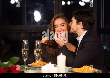 Dîner romantique dans un restaurant confortable avec un couple profitant d'un moment spécial ensemble Banque D'Images