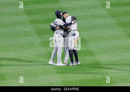 Boston, États-Unis. 22 avril 2026. Cody Bellinger, à gauche des New York Yankees, à gauche, Trent Grisham, au centre et Aaron Judge, à droite, s'embrassent sur le terrain central après la victoire sur les Red Sox de Boston au Fenway Park à Boston, Massachusetts le mercredi 22 avril 2026. Photo de CJ Gunther/UPI crédit : UPI/Alamy Live News Banque D'Images