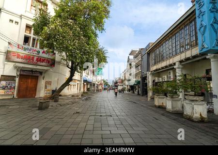 Jakarta, Indonésie - 3 février 2026 - Une vue panoramique sur le sentier piétonnier pavé de Kota Tua, Jakarta, avec le côté du Café Batavia et salut Banque D'Images
