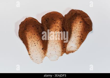 Frottis de café créant un échantillon de texture sur fond blanc Banque D'Images