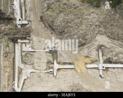Vue aérienne de la construction d'infrastructures de Nouvelle ville avec des canaux de drainage en béton et des travaux de terrassement à Taïwan. Banque D'Images