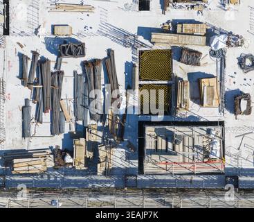 Vue aérienne d'un chantier de construction avec des faisceaux de barres d'armature, des planches de bois et des filets de sécurité jaunes sur un sol en béton Taiwan. Banque D'Images