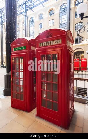 Angleterre, Londres, Southwark, Hays Galleria, boîtes téléphoniques rouges traditionnelles Banque D'Images