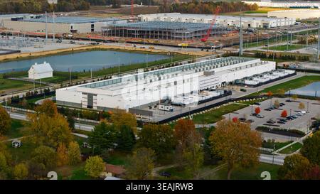 Vue aérienne d'un grand complexe de centres de données IA en construction, avec de nouveaux bâtiments et infrastructures Banque D'Images