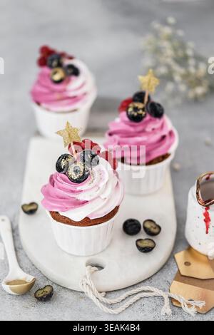 Cupcakes décoratifs avec garnitures. Présentation élégante de boulangerie avec des confections et des accents Banque D'Images