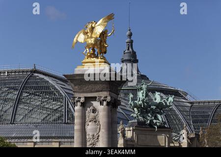 Figurines dorées sur le pont Alexandre III, déesse de la renommée et cheval ailé, Quadriga du Grand Palais, Paris, France Banque D'Images