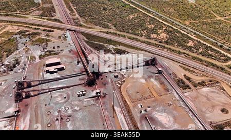Vue aérienne d'un vaste complexe industriel avec sa terre de couleur rouille contrastant avec la végétation clairsemée, Rustenburg, Nord-Ouest, Sud Banque D'Images