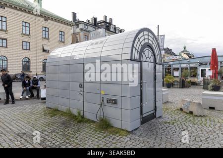 Petit bâtiment avec toilettes publiques, raccordement d'eau et pompe à air dans le port dans la vieille ville de Gamla Stan, Stockholm, Suède Banque D'Images