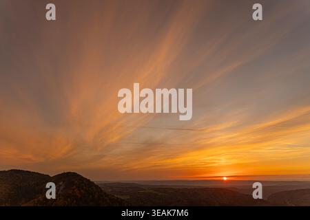 Lumière de l'heure dorée illuminant un spectaculaire coucher de soleil Banque D'Images