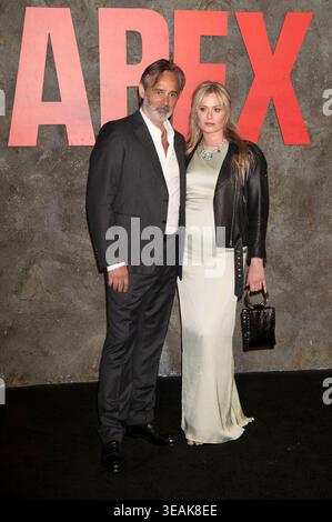 Baltasar Kormakur und Sunneva Asa Weisshappel BEI der Premiere des Netflix-films Apex im Paris Theatre. New York, 22.04.2026 *** Baltasar Kormakur et Sunneva Asa Weisshappel lors de la première du film Apex de Netflix au Paris Theatre New York, 22 04 2026 Foto:xB.xHinex/xFuturexImagex apex 6403 Banque D'Images